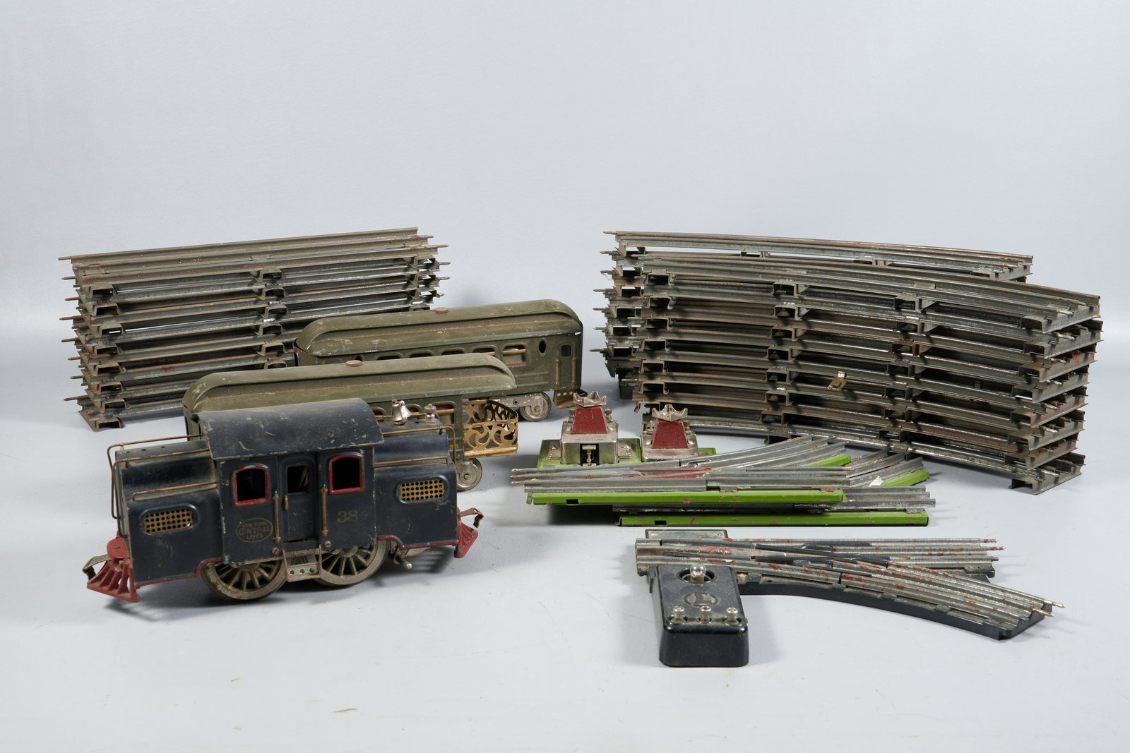 Lionel Standard Gauge New York Central Locomotive 38, 2 cars (1 of 9)