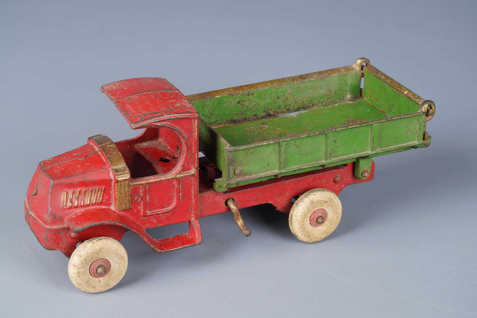 Hubley Cast Iron Dump Truck (1 of 3)