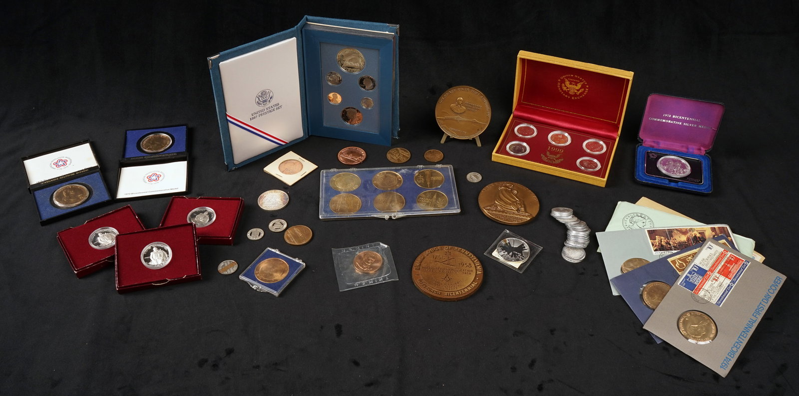 Grouping of US Commemorative coins and tokens (1 of 14)