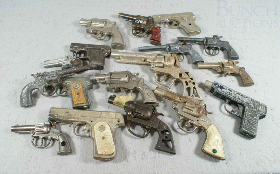 17 Toy Guns, mostly cast iron and not working, l: 17 Toy Guns, mostly cast iron and not working, longest 9"