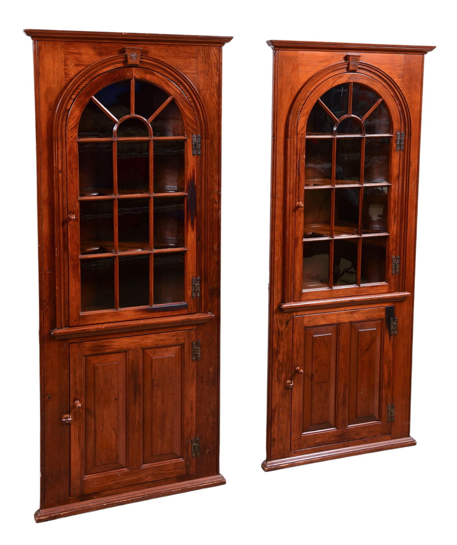 Pair Pine 1-pc barrelback corner cupboards (1 of 4)