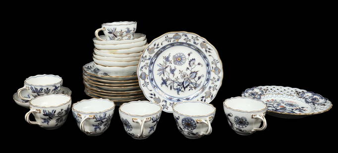 (25) Pcs Meissen Blue Onion Gilt Dinnerware: (25) Pcs Meissen porcelain dinnerware, Blue Onion pattern with gilt trim, c/o (9) 7-3/4" salad plates, (1) 8" reticulated plate with red accents, (8) 5-1/4" fruit bowls, (7) teacups