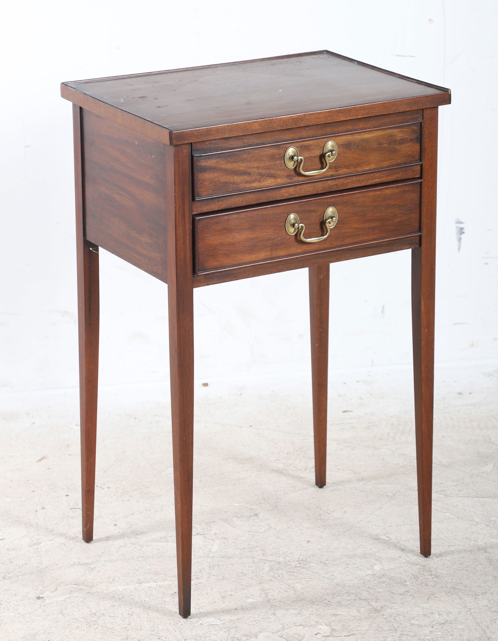 Henkel Harris Virginia Galleries Hepplewhite style mahogany side table (1 of 3)