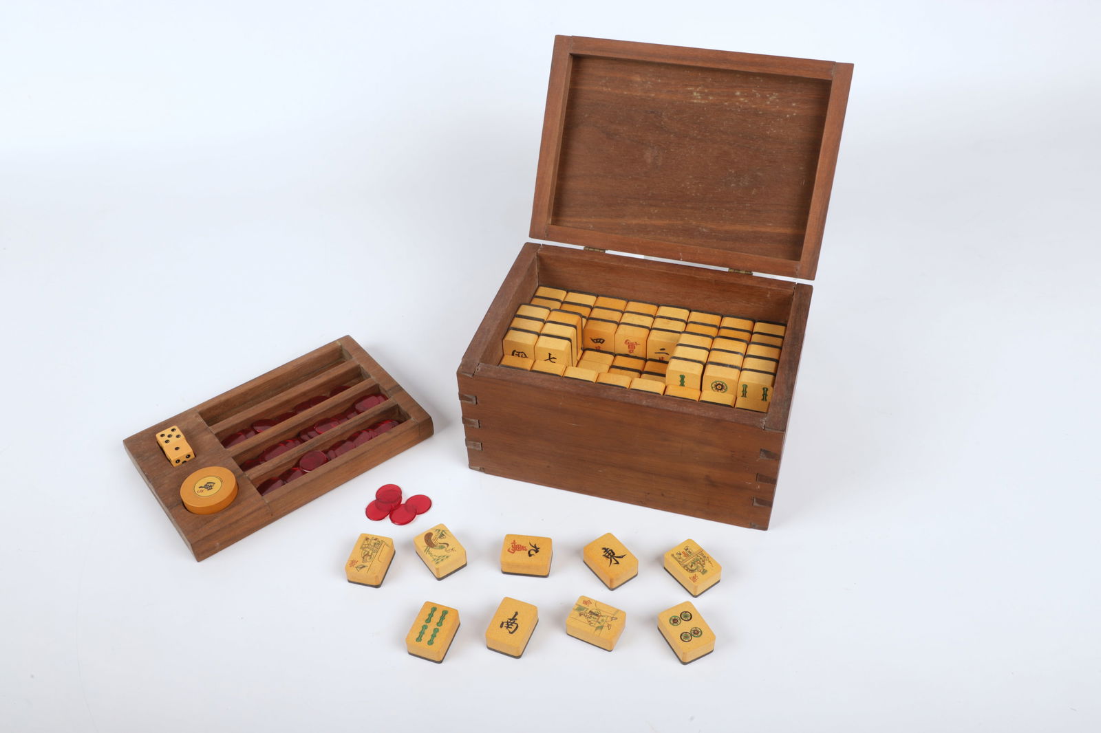 Bakelite Mahjong Set in Dovetailed Box (1 of 4)