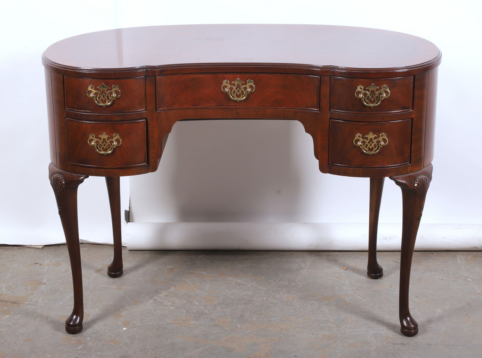 Henredon Queen Anne style kidney writing desk (1 of 5)