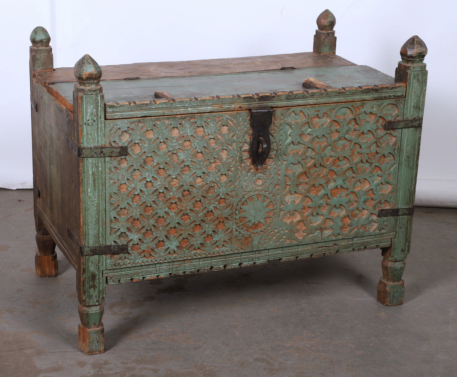 Moroccan style lift lid trunk (1 of 8)