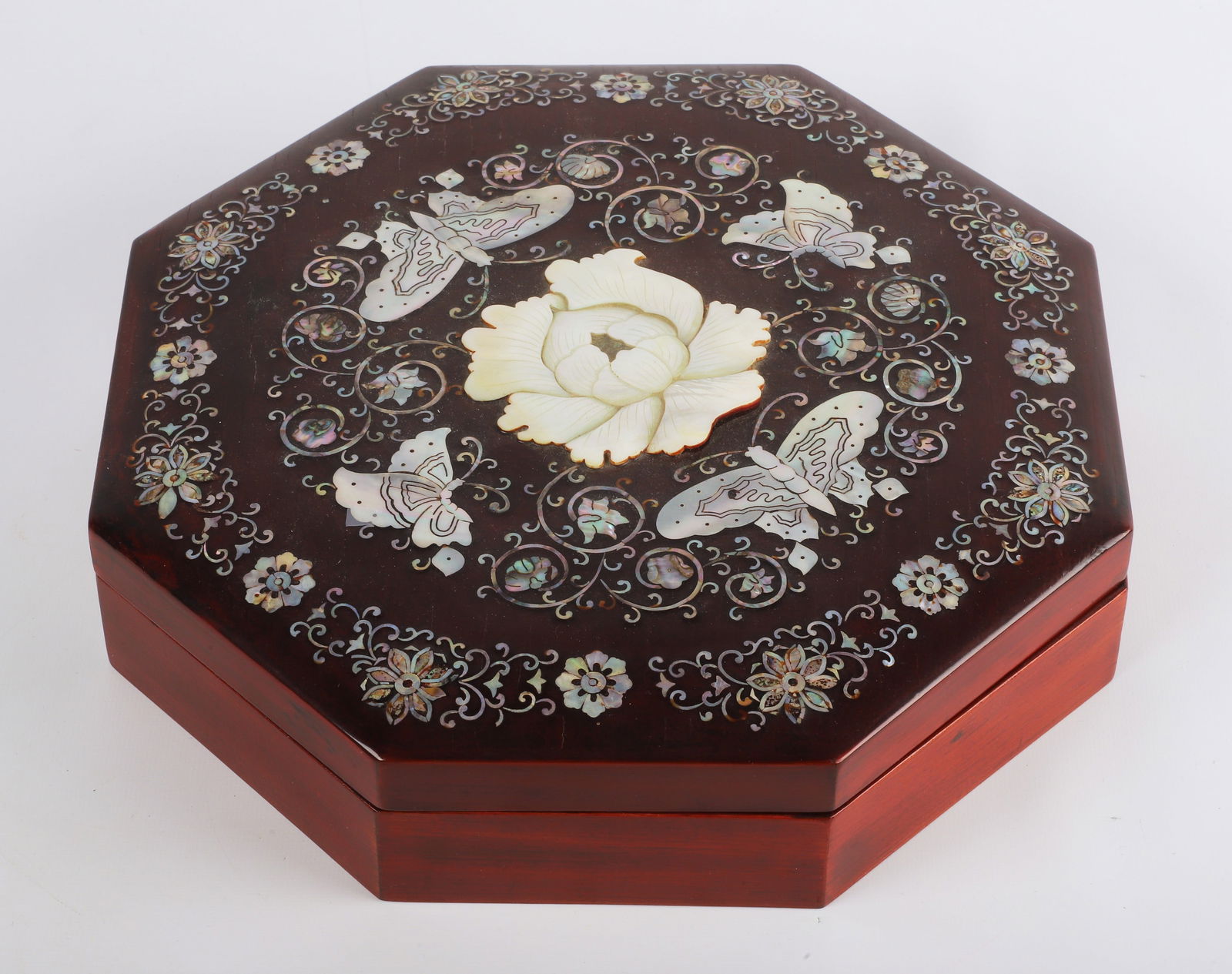 Chinese lacquer octagonal sweetmeat box (1 of 4)