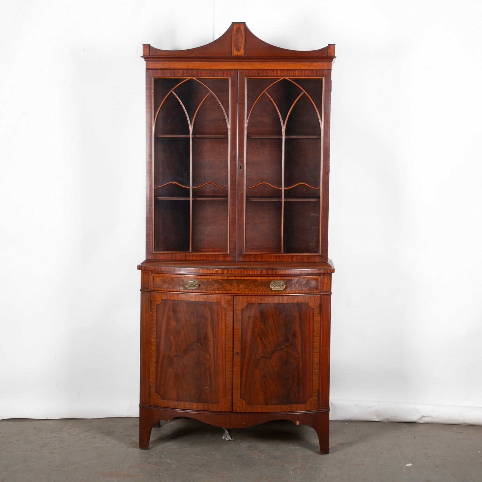 Mahogany Hepplewhite style china cabinet (1 of 18)