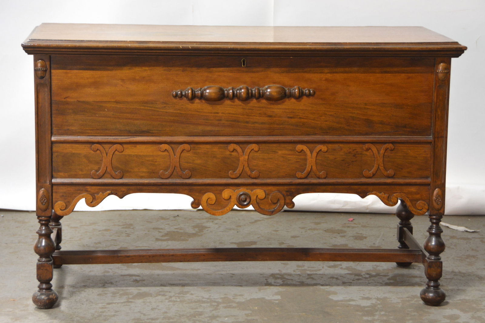 Cavalier cedar chest (1 of 6)