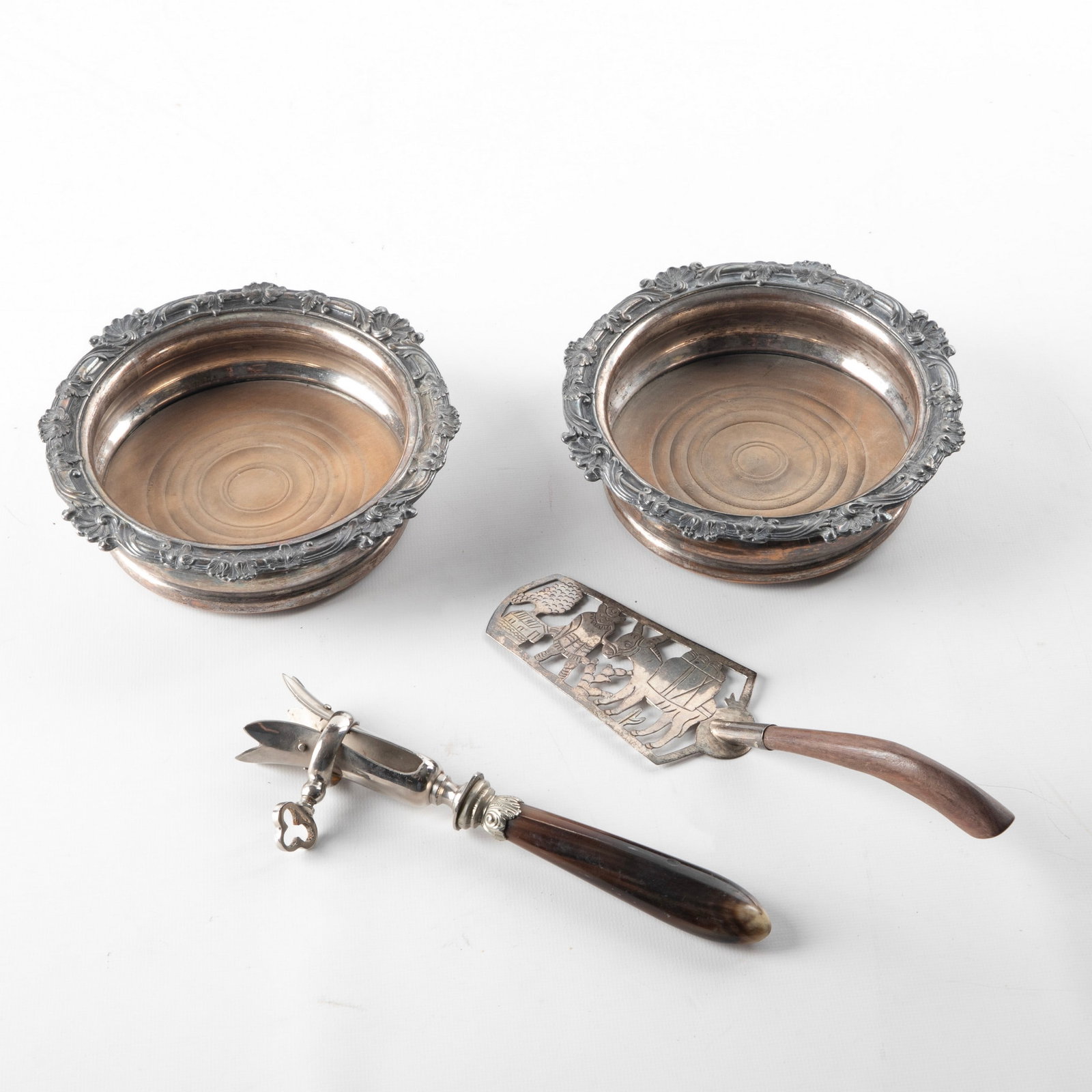 (4) Pieces of sterling & silver plate: (4) Pieces of sterling & silver plate, including Mexican sterling pierced cake server, peasant & donkey in landscape, wood handle (9" l), Continental silver & horn meat holder with tightener (8" l, cr