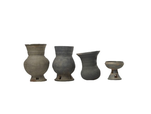 (4) Pieces of Korean pottery (1 of 5)