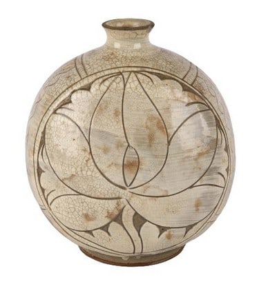 Korean pottery vase (1 of 8)