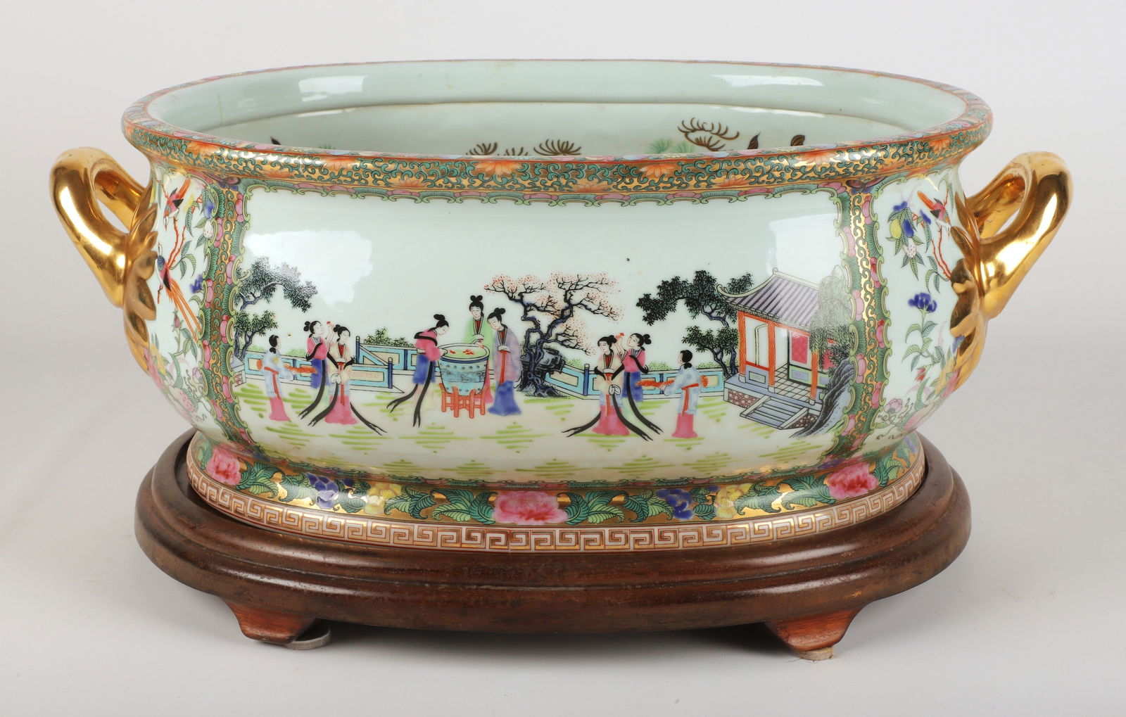 Chinese porcelain foot bath (1 of 7)