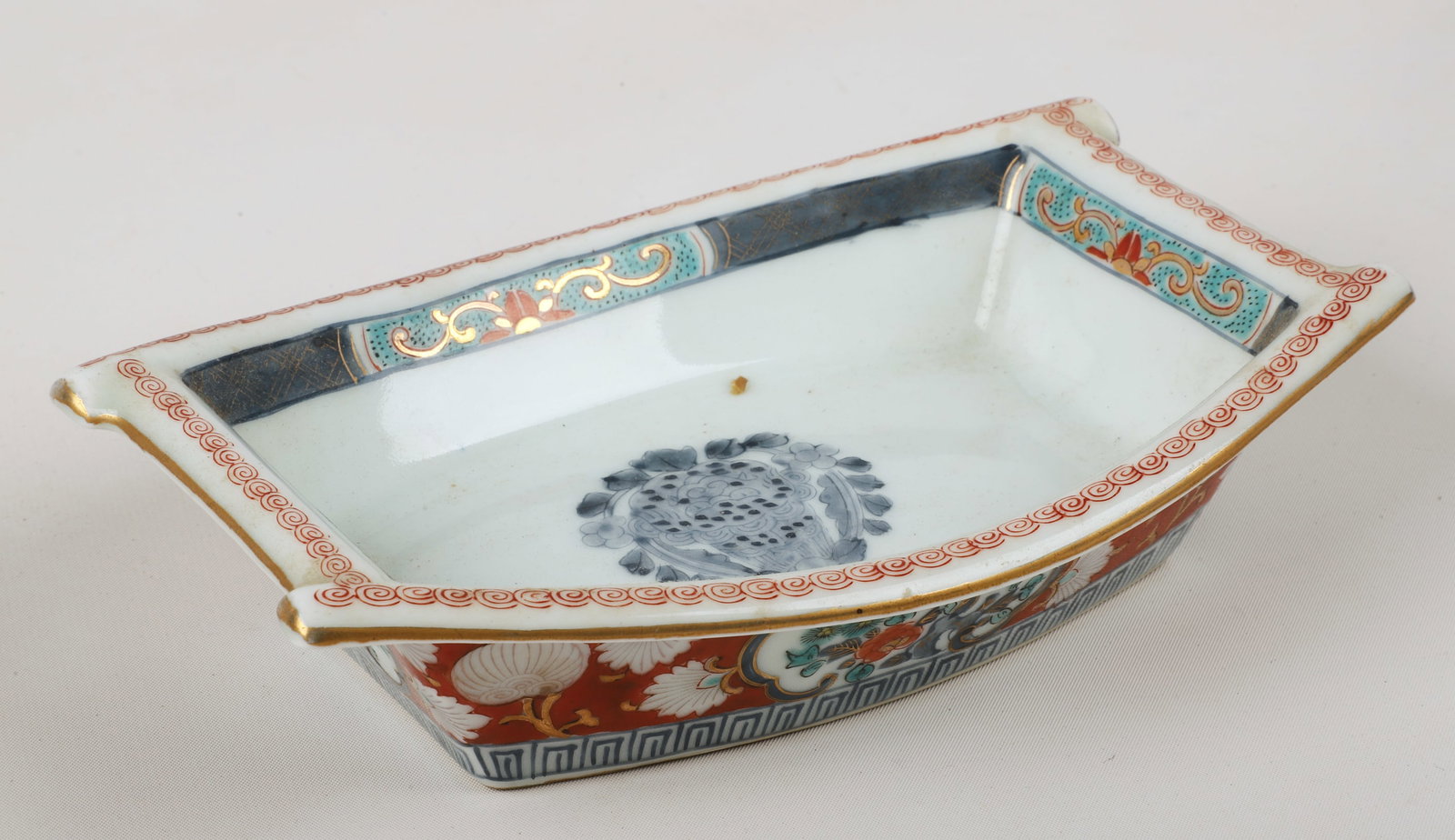 Japanese Imari porcelain boat bowl: Japanese Imari porcelain boat bowl, 6-character mark to base, 8-1/4" x 5-3/4" x 2" h