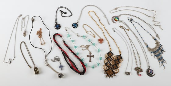 (18) Costume jewelry necklaces