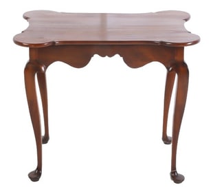 Queen Anne style mahogany porringer-top tea table