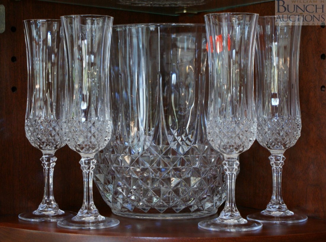 Crystal wine cooler with 4 matching champagne flute: Crystal wine cooler with 4 matching champagne flutes