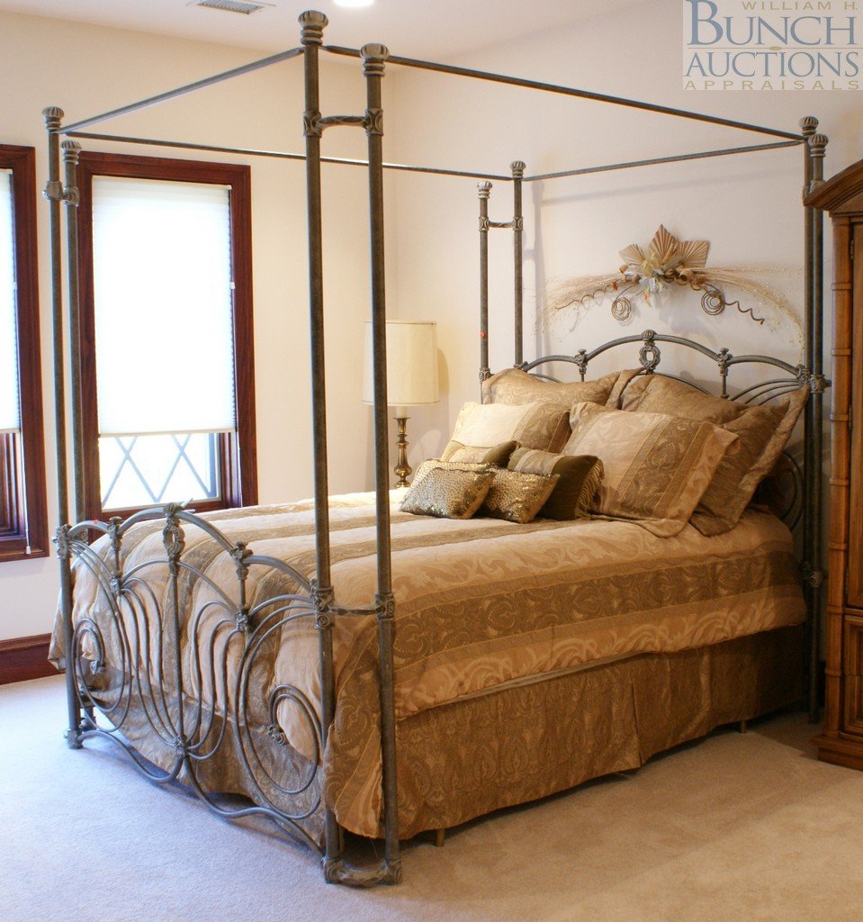 Queen size Victorian style canopy bed with bedding: Queen size Victorian style canopy bed with bedding covers, and pillows, 84"t