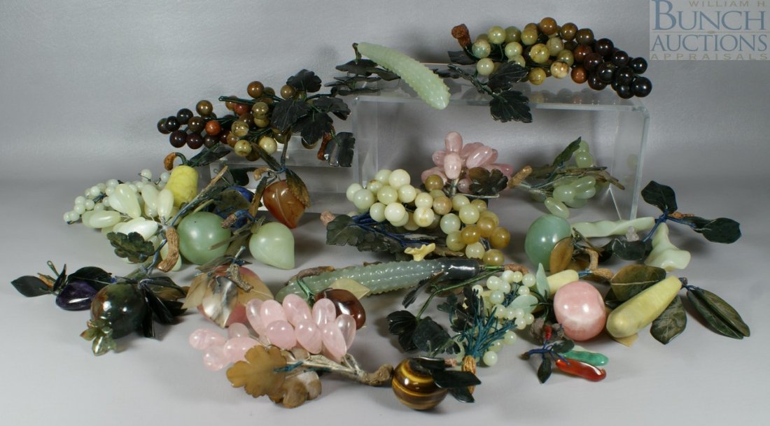 (27) pieces of assorted Chinese hard stone fruit: (27) pieces of assorted Chinese hard stone fruit, grapes, bananas, apples, etc