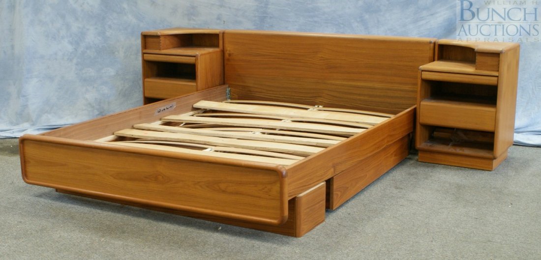 Brouer Danish Modern 8 pc mid century modern: Brouer Danish Modern 8 pc mid century modern queen size bed with built in nightstands