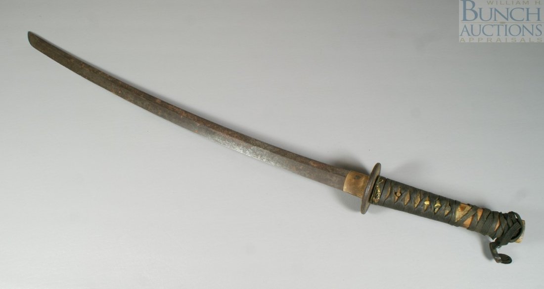 Japanese Katana from the Edo Period, The Sori (: Japanese Katana from the Edo Period, The Sori (curvature) is medium and culminates in a Sho Kissaki (short) point, The Nagasa (length) of the blade from Muni Machi (back notch) to Kissaki (tip) is 23 