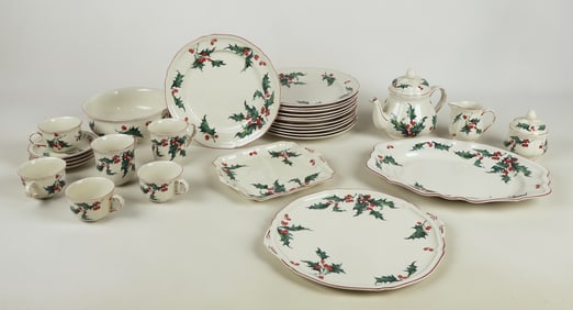 (29) Pieces Villeroy & Boch Holly dinnerware