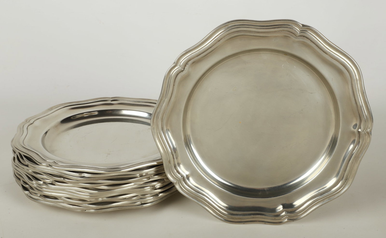 (14) Reed & Barton Queen Anne style pewter plates: (14) Reed & Barton Queen Anne style pewter plates, 10" dia