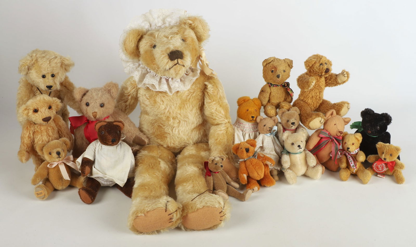 (18) Plush teddy bears (1 of 7)