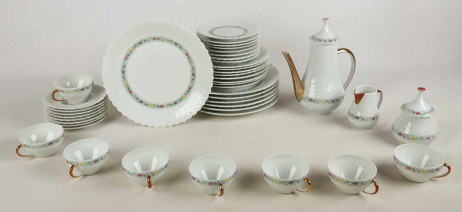 (42) Limoges Georges Boyer 'Diademe Princess': (42) Limoges Georges Boyer 'Diademe Princess' to include (7) dinner plates, 10 3/4", (8) luncheon plates, 8 1/2", (8) bread and butter plates, 6 1/2", (8) teacups, (8) saucers, (1) sugar bowl, (1) cre