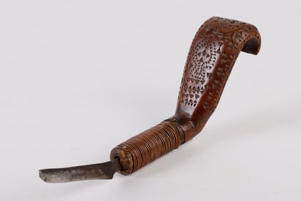 Spade Patterned Chip Carved Crooked Knife