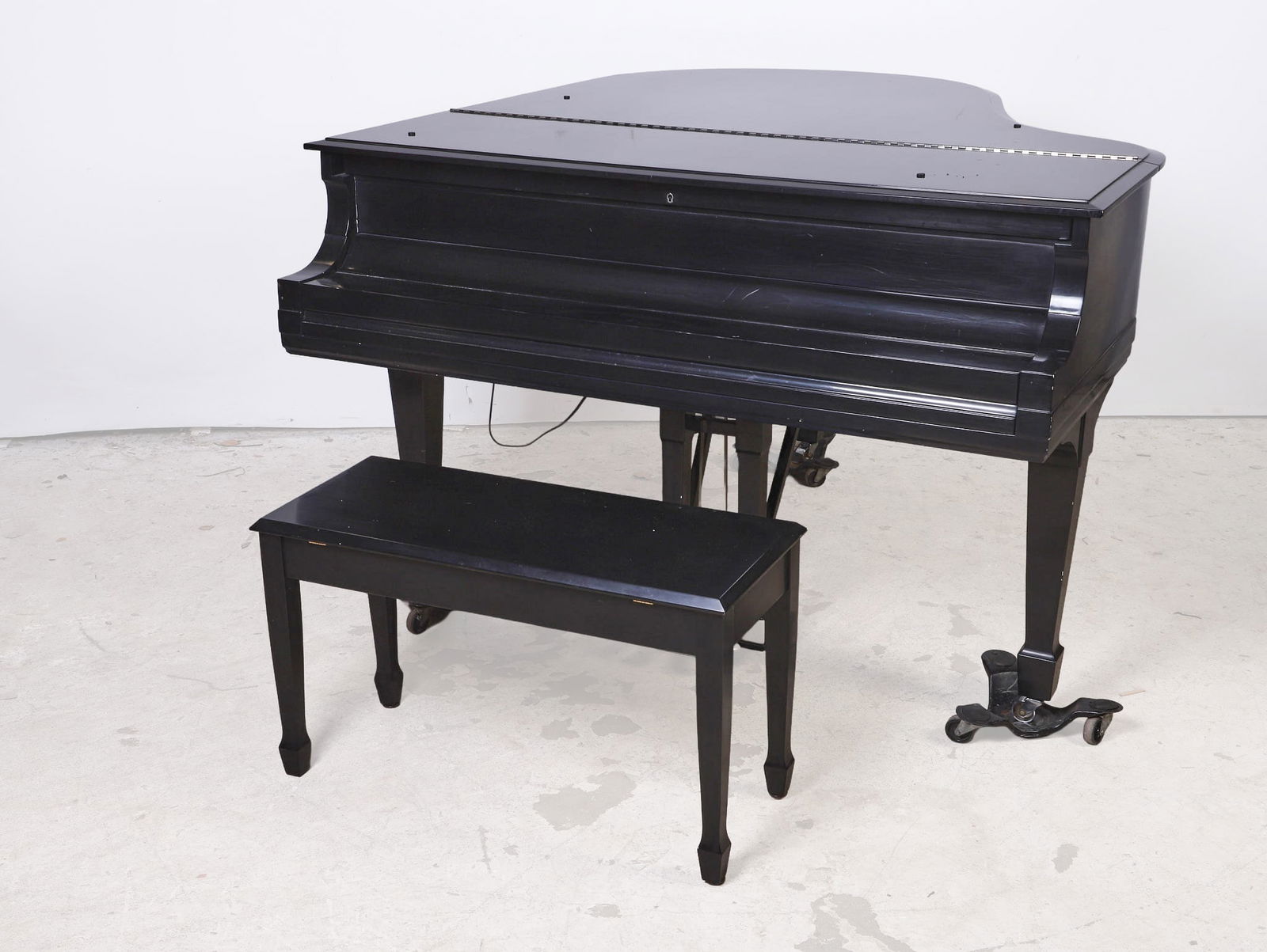 Steinway Studio Grand Piano, Model M: Steinway Studio Grand Piano, Model M, serial #191421, ebony finish, appears to be restored, components of a humidity control system installed, no water tank, unknown condition of system, includes benc