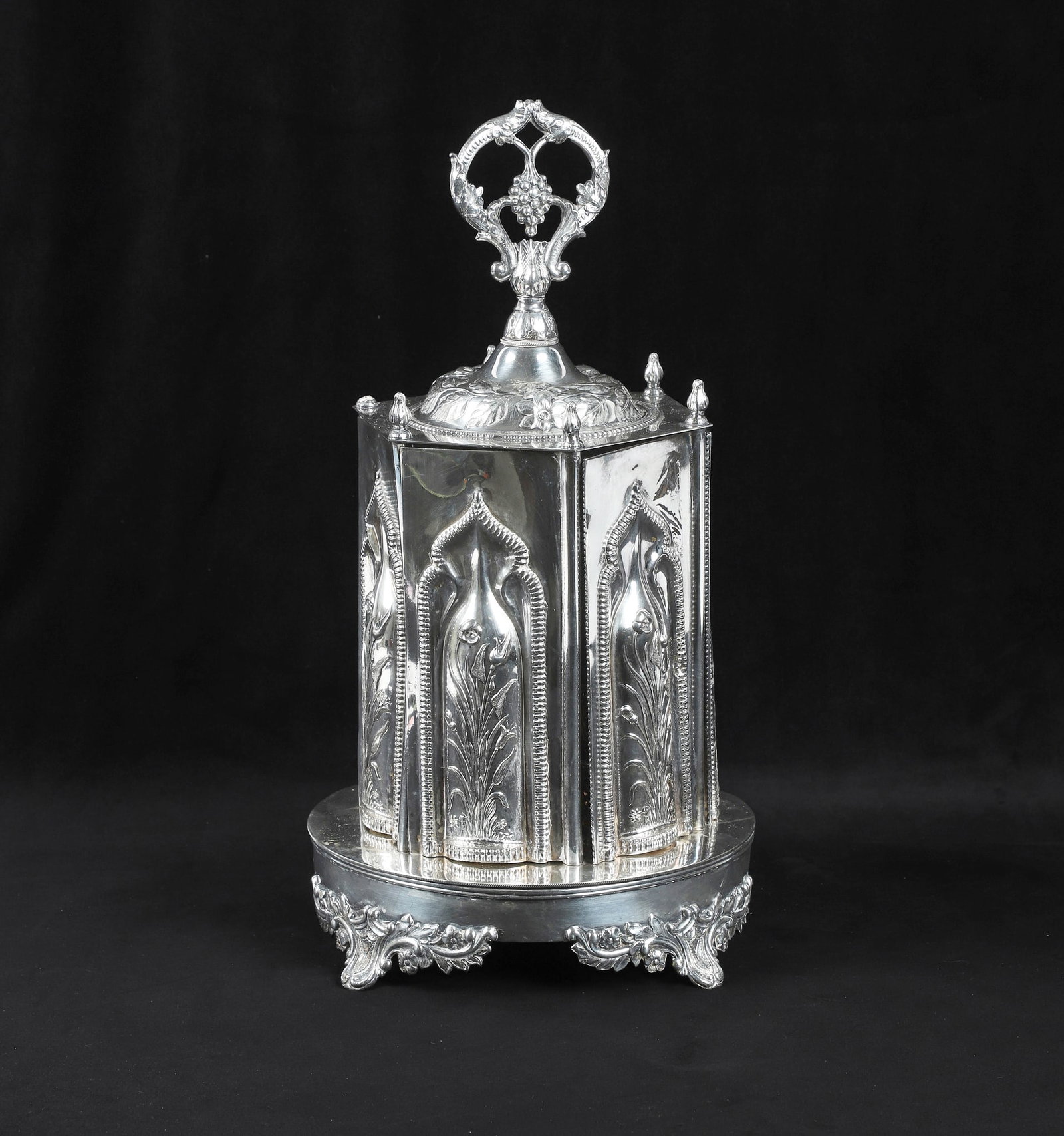 19th c. Roswell Gleason 'The Magic Caster' Silver Plate Cruet Stand: 19th c. Roswell Gleason 'The Magic Caster' Silver Plate Cruet Stand A rare and beautiful Roswell Gleason (1799-1877) 'The Magic Caster' silver plate rotating cruet stand with service for 6. Decorated