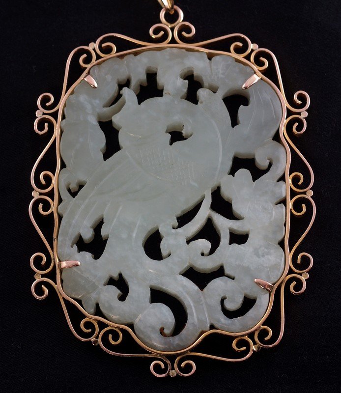 Chinese Carved Mutton fat Jade Pendant set in unmarked: Chinese Carved Mutton fat Jade Pendant set in unmarked 14k yellow gold setting, together with an 18k yellow gold chain, chain 5.3 dwt, and the pendant gross weight 26.1 dwt
