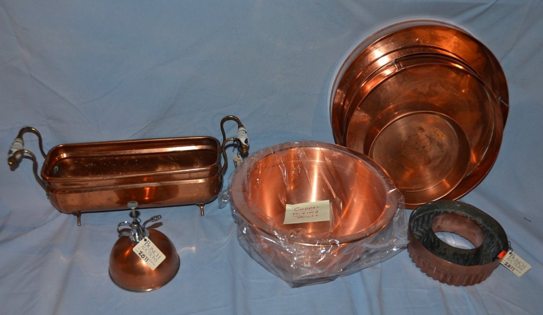 8 pieces of copper, including a footed planter, a cake: 8 pieces of copper, including a footed planter, a cake mold, a sprayer, and four pans.