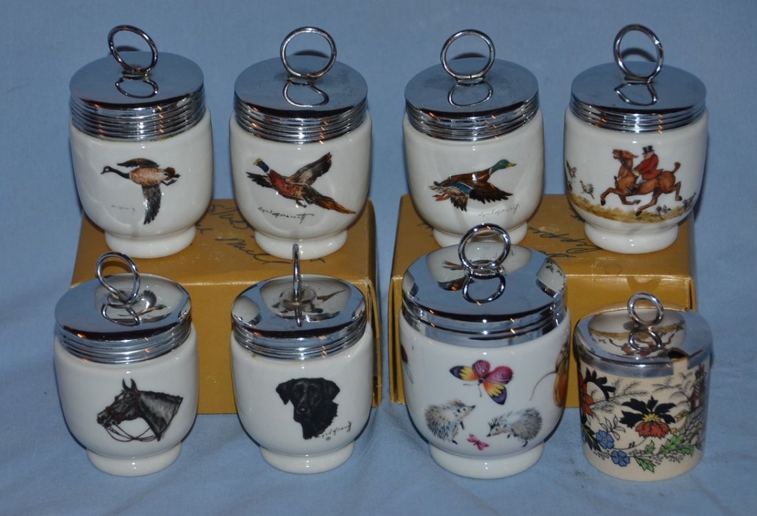 8 porcelain egg cups.: 8 porcelain egg cups.