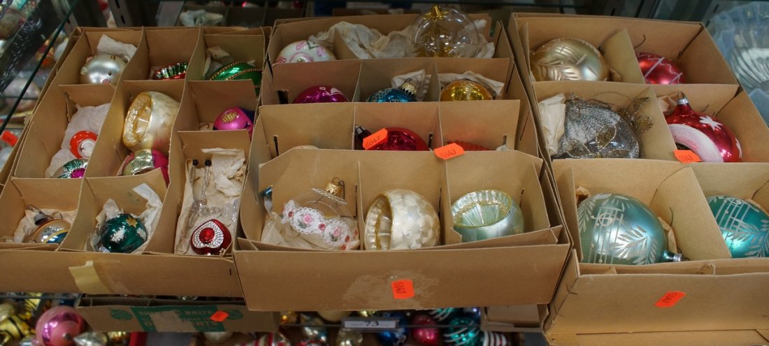 3 boxes of Christmas ornaments, about 30: 3 boxes of Christmas ornaments, about 30