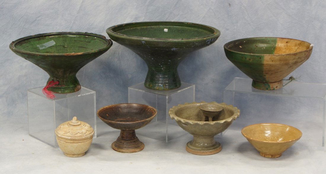 (7) Korean celadon-colored glazed earthenware bowls: (7) Korean celadon-colored glazed earthenware bowls and vases, 19th/20th Century