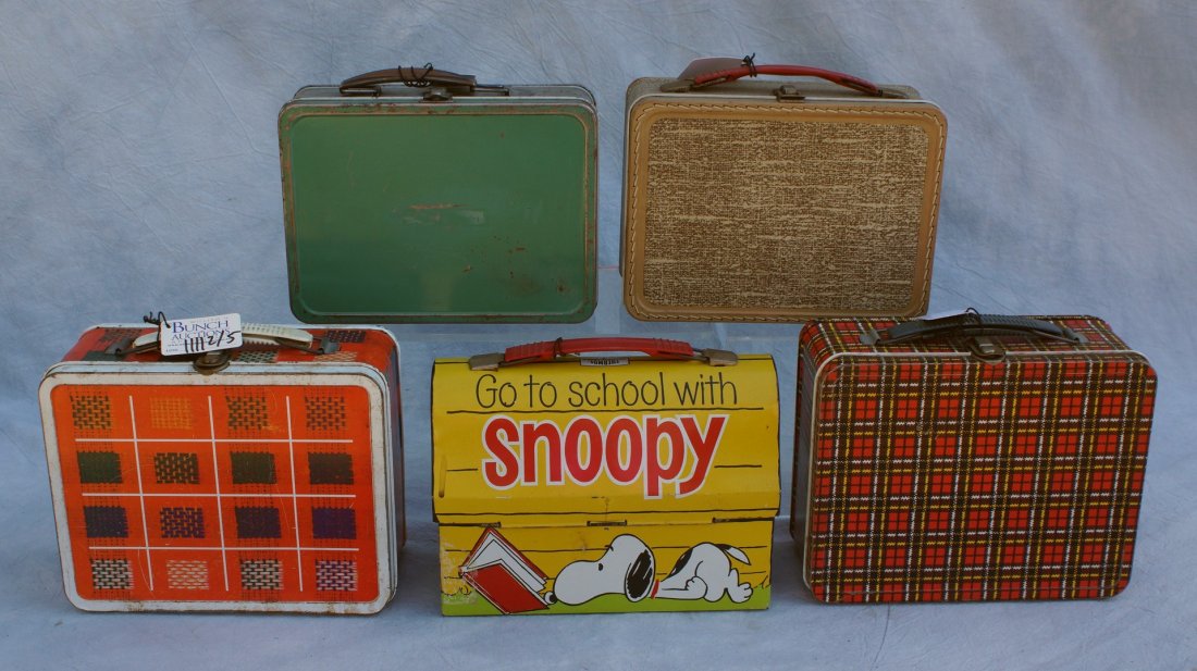 5 Tin lunch boxes, to include: Snoopy, and 4 unmarked: 5 Tin lunch boxes, to include: Snoopy, and 4 unmarked