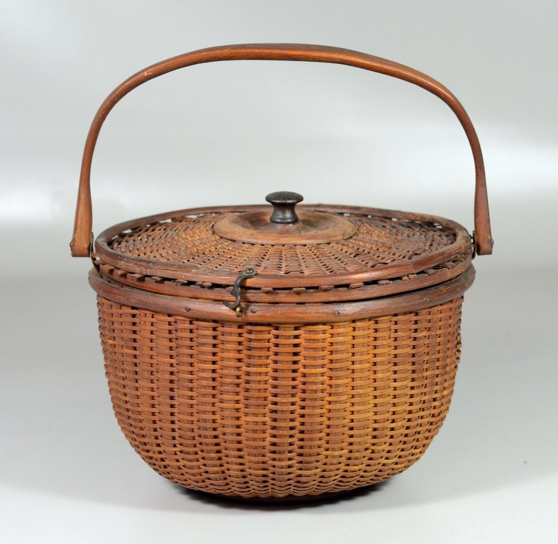 Nantucket Basket with Wood Handle Lid and Metal Latch (1 of 5)