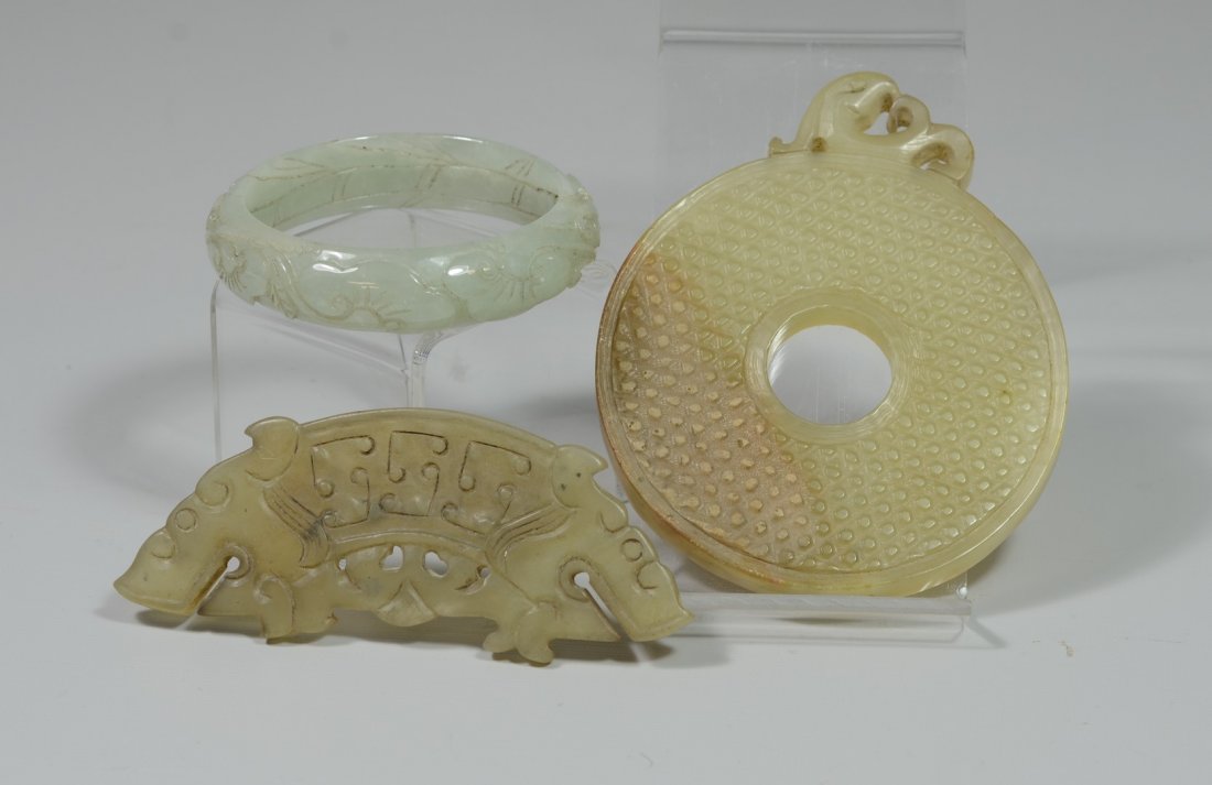 3 Chinese Carved Hardstone pieces, to include bracelet (1 of 2)