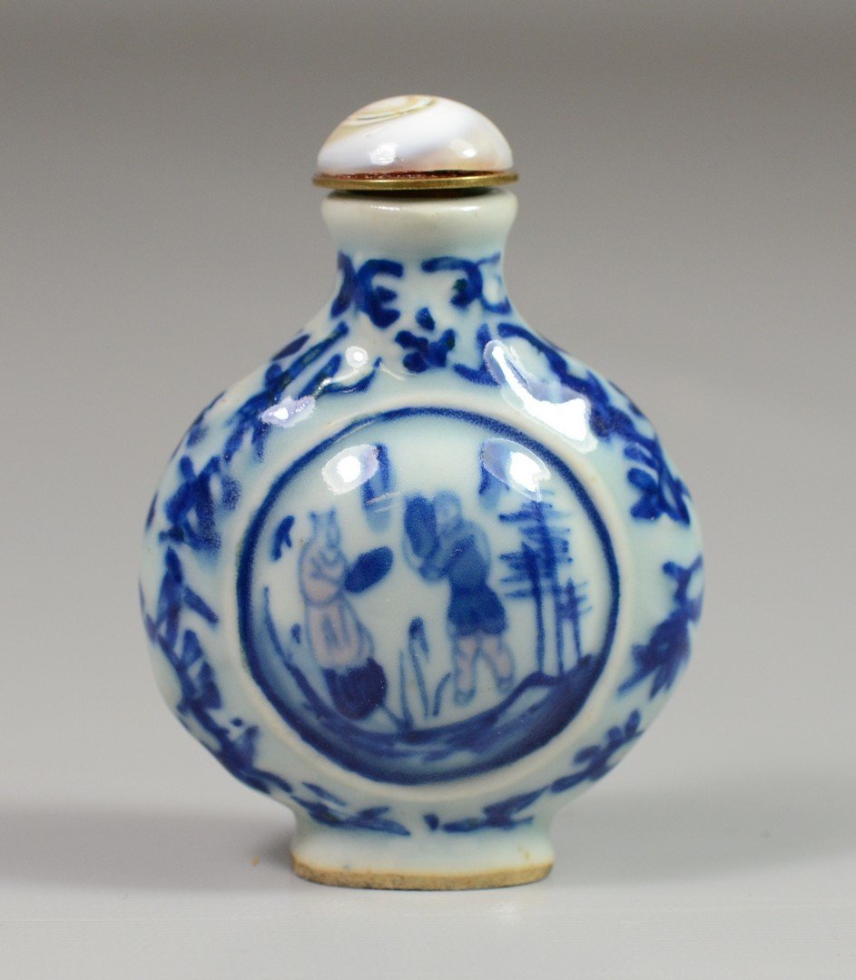 Blue and white drum form snuff bottle with hand painted (1 of 3)