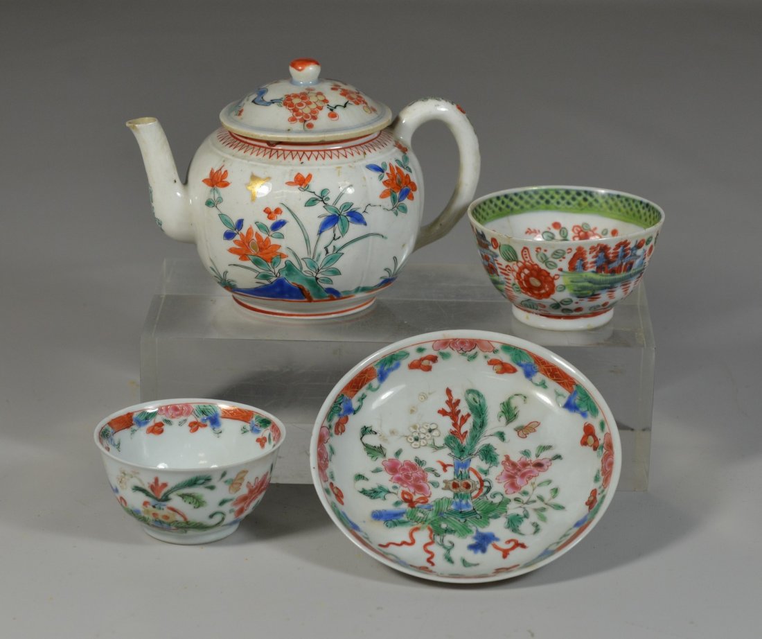 4 pcs of Chinese export porcelain, to include: a small (1 of 3)