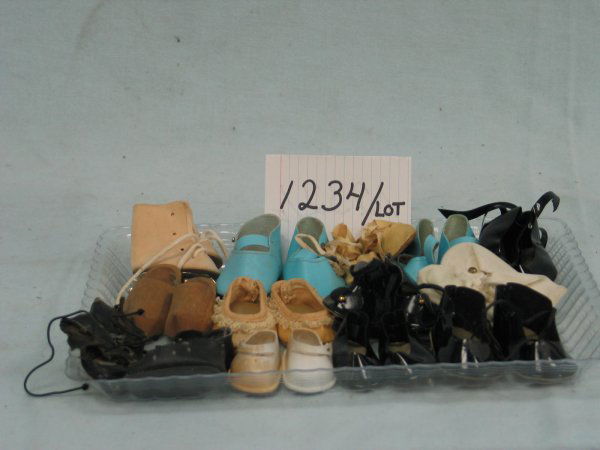 Large Lot of 14 pair of doll shoes for medium siz: Large Lot of 14 pair of doll shoes for medium sized dolls. Including: oil cloth German antique in poor condition; cloth ice skates with runners; black leather marked Made in Mexico; white Fairyland To