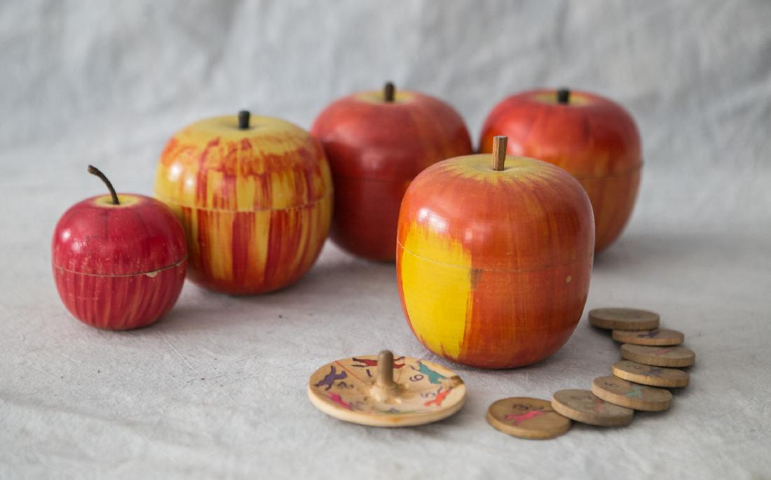 (5) Japanese nesting apples with horse race games (1 of 2)