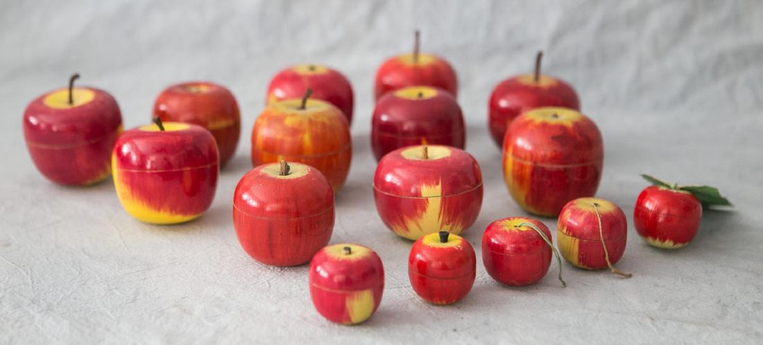 (16) Japanese nesting apples, 14 empty, 1 with 4 pigs, (1 of 3)