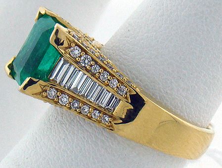 18KT Y.G. 4.50CT EMERALD AND DIAMOND RING - 2