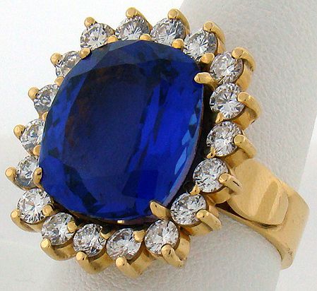 18KT Y.G. 33.00CT TANZANITE AND DIAMOND RING: LADIES HAND MADE 18KT YELLOW GOLD TANZANITE AND DIAMOND RING SET WITH APPROX. 30.00CT GEM QUALITY TANZANITE PLUS APPROX. 3.00CT ACCENT G-H COLOR VS TO SI QUALITY DIAMONDS EACH STONE APPROX. .17CT TWT
