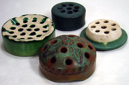 COLLECTION OF 4 MATTE GREEN FLOWER FROGS