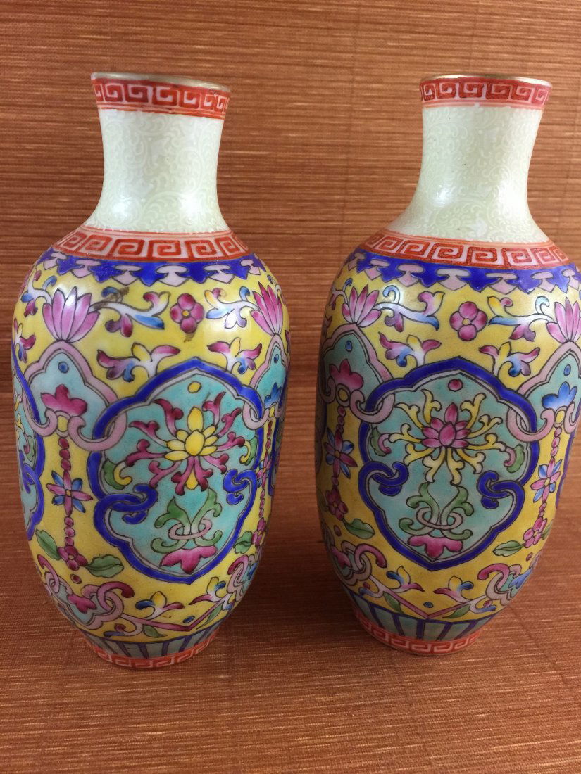 A pair of Chinese Vintage porcelain famille rose vase (1 of 4)