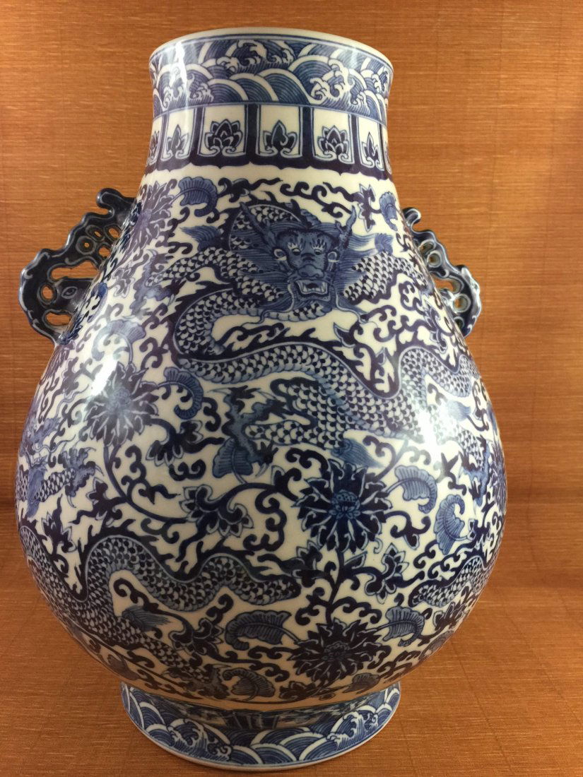 Fine Chinese porcelain blue & white Vase (1 of 4)